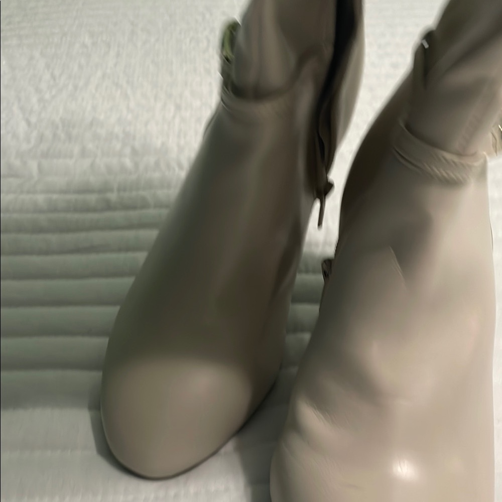 Karen Scott Cream Heeled Boots Minimalist Style - Picture 4 of 5